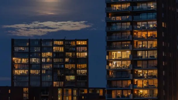 По итогам первых девяти месяцев 2025 года объем инвестиций в недвижимость по сравнению с тем же периодом прошлого года снизился на 20 до 633 млрд рублей Заметнее всего девелоперы сократили вложения в площадки под жилье зато вдвое выросли инвестиции в отели заметили в консалтинговой компании CORE XP Инвестиции в жилой сегмент сократились на фоне снижения спроса на рынке жилой недвижимости под влиянием высоких ипотечных ставок считают эксперты CORE XP На покупку участков под новые проекты пришлось 68 общих инвестиций в жилом сегменте 85 млрд рублей против 95 или 237 млрд рублей в первые три квартала 2024 года jkinvest news jkinvest