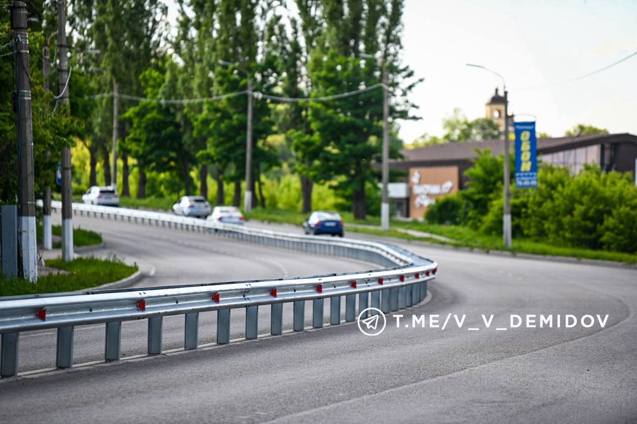 На разделительной полосе на улице Костюкова завершилась установка металлического барьерного ограждения Подрядчик досрочно завершил работу. Валентин Демидов сообщил, что движение транспорта от улицы Губкина до Волчанской восстановлено в полном объеме. Участок является аварийно-опасным: 2023 год: 3 ДТП, 6 пострадавших. 2024 год: 5 ДТП, 1 погибший, 9 пострадавших. 2025 год на текущий момент : 1 ДТП, 4 пострадавших. Ограждение было установлено по рекомендации ГИБДД для того, чтобы сделать движение более безопасным и помочь предотвратить подобные инциденты в будущем. Проголосовать за канал: голос! ЧП Белгородская область - подписаться Написать нам Чат - перейти