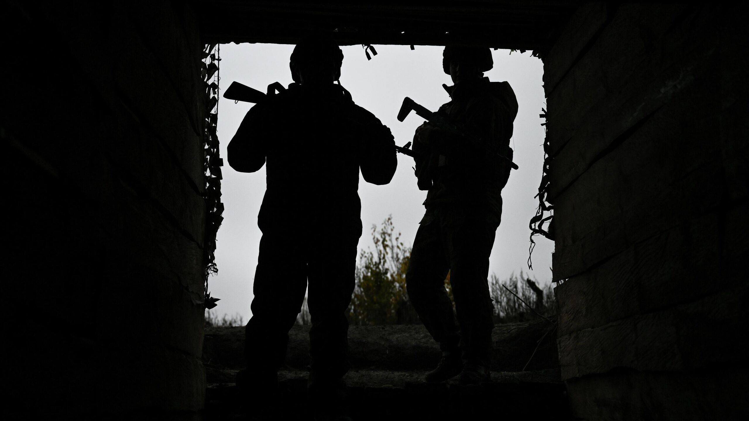 Сотрудники военкомата в Харькове на Украине пытались насильно мобилизовать мужчину его волокли по асфальту к автомобилю но когда ему стало плохо с сердцем бросили и уехали сообщает украинское издание Страна ua Жесткая мобилизация в Харькове Военные волокут мужчину по асфальту в машину без опознавательных знаков Полиции рядом не видно говорится в сообщении опубликованном в Telegram канале издания На опубликованном изданием видео мужчины в военной форме волокут мужчину к автомобилю затем ему становится плохо с сердцем и он просит вызвать скорую помощь Сотрудники военкомата оставляют его и уезжают