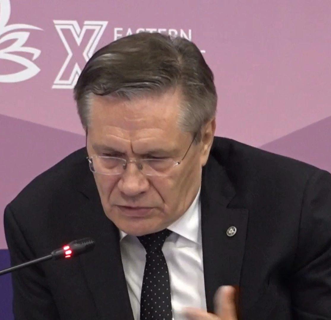 Атомную электростанцию построят в Приморье к 2035 году Глава Росатома Алексей Лихачев во время ВЭФ рассказал что к этому времени нужно проанализировать и решить некоторые сложности Для строительства АЭС привлекут 9 тысяч человек на станции появится 2 тысячи рабочих мест Нам предстоит построить в стране много АЭС до 2042 года и значимая часть работы сосредоточена на Дальнем Востоке Строительство мощностей в Приморье задача поставленная президентом России и она приоритетная в генеральной схеме Нами практически выбрана площадка и предстоит провести анализ инвестиций создать основы безопасности и выйти на площадку уже в следующем году А до конца этого года здесь появится новое юридическое лицо Приморский филиал концерна Росэнергоатом По словам Лихачева нужно решить задачи с финансами поиском сотрудников для стройки и последующей работы а также отслеживание экологической повестки региона Алексей отметил что Росатом надеется на выпускников вузов ДВФУ и Хабаровского университета Подписаться