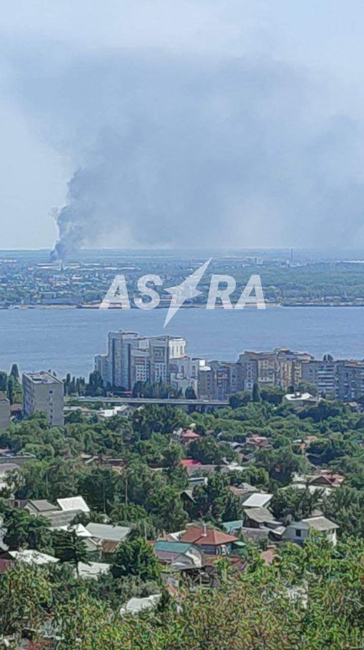 В Энгельсе прозвучал громкий взрыв Местные жители сообщают о большом столбе дыма. Официальной информации о происхождении звука пока нет. В чатах пишут, что, вероятно, взрыв произошел на 9-м Центральном автомобильном ремонтном заводе — он находится менее чем в двух километрах от нефтебазы «Кристалл». По другим данным, взрыв мог произойти на предприятии по производству трубопроводной арматуры «РусКон-С», расположенном в пяти километрах от «Кристалла». Информация уточняется. В ночь с 5 на 6 июня после атаки БПЛА в Энгельсе загорелась нефтебаза «Кристалл». Она продолжает гореть уже несколько суток. Власти отчитались, что превышения концентрации вредных веществ в воздухе не выявлено. Для продолжения работы ASTRA важны даже самые минимальные, но регулярные донаты читателей: Patreon, Крипта, BuyMeACoffee, Tribute для карт РФ и др. карт