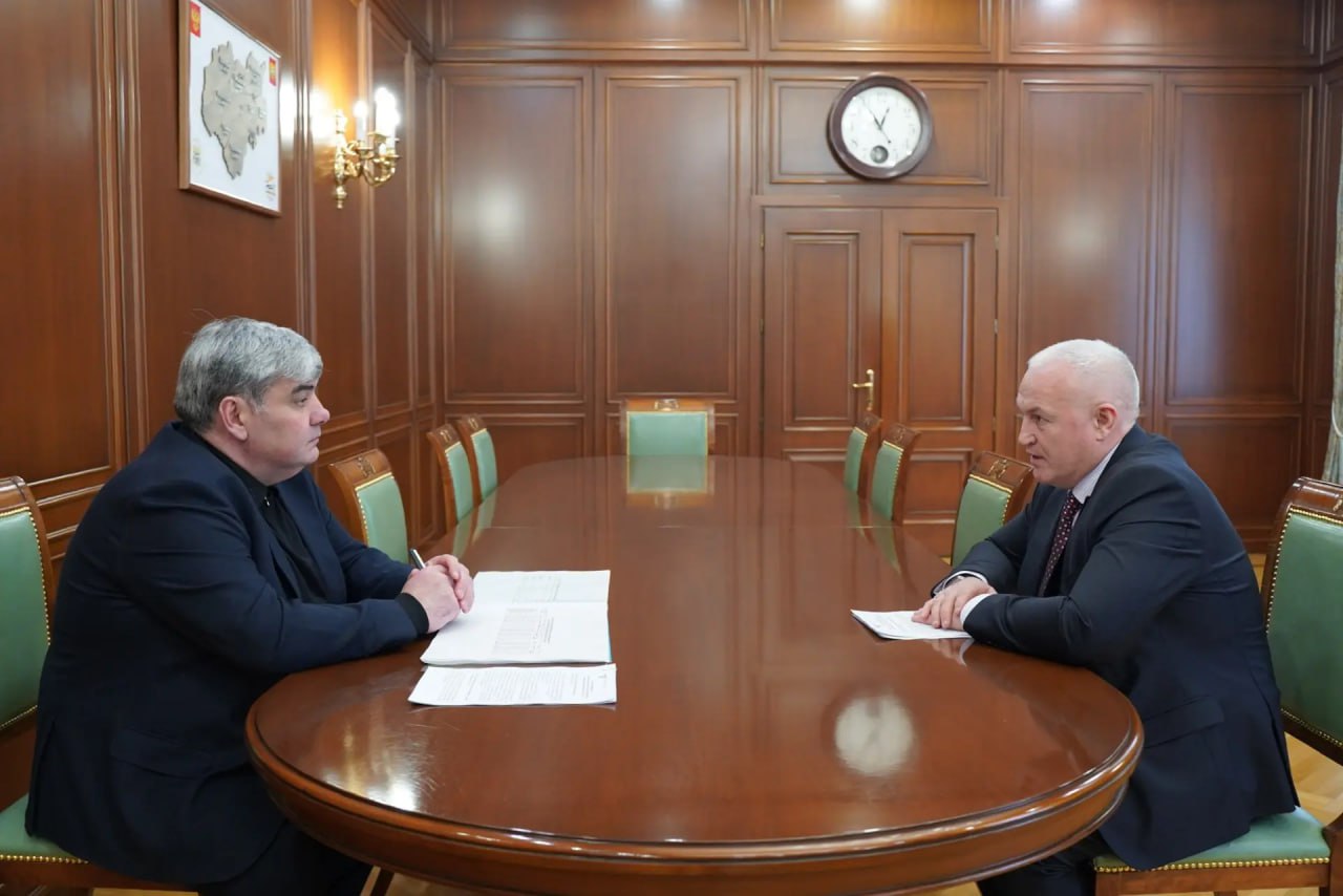 Казбек Коков обсудил вопросы капитального ремонта многоквартирных жилых домов Глава КБР Казбек Коков провел рабочую встречу с генеральным директором некоммерческого фонда Региональный оператор многоквартирных домов Кабардино Балкарской Республики Мустафиром Кулиевым В 2026 году работа по капитальному ремонту многоквартирных жилых домов будет продолжена Планируется привести в порядок 163 дома Общая сумма предусмотренных для этого средств составляет более 1 1 миллиарда рублей Сюда входит ремонт крыш в 124 домах фасадов в 14 домах инженерных систем в 26 и другое Подробнее здесь