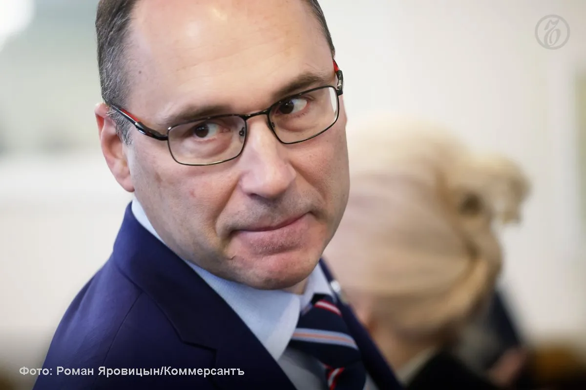 Комитет по бюджету заксобрания Нижегородской области рассмотрел очередные поправки к областному бюджету его доходы и расходы увеличиваются на сравнительно небольшую сумму в 237 5 млн руб Больше всех споров вызвала поправка на 20 7 млн руб о финансировании за счет бюджета обучения одаренных студентов по партнерским программам IT кампуса Неймарк Председатель комитета Александр Шаронов на фото выяснил что у этих студентов нет обязательств после выпуска работать в регионе и предложил финансовое бремя взять на себя частным IT компаниям Большинство коллег с ним не согласились При этом комитет отклонил идею КПРФ предложить правительству РФ повысить студентам стипендии до 80 от минимального размера отплаты труда МРОТ Подробнее читайте в нашем материале Поддержка без обязательств Подписывайтесь на Ъ Приволжье в Telegram в Mах