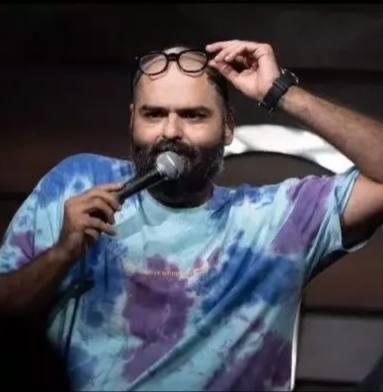 Индийский комик во время своего выступления пошутил что на железных дорогах Индии ежегодно гибнет почти 22 000 человек Железнодорожная компания страны раскритиковала заявление мужчины и провела собственные расчёты оказалось что за год погибло всего 21 803 человека Миф разрушен официально