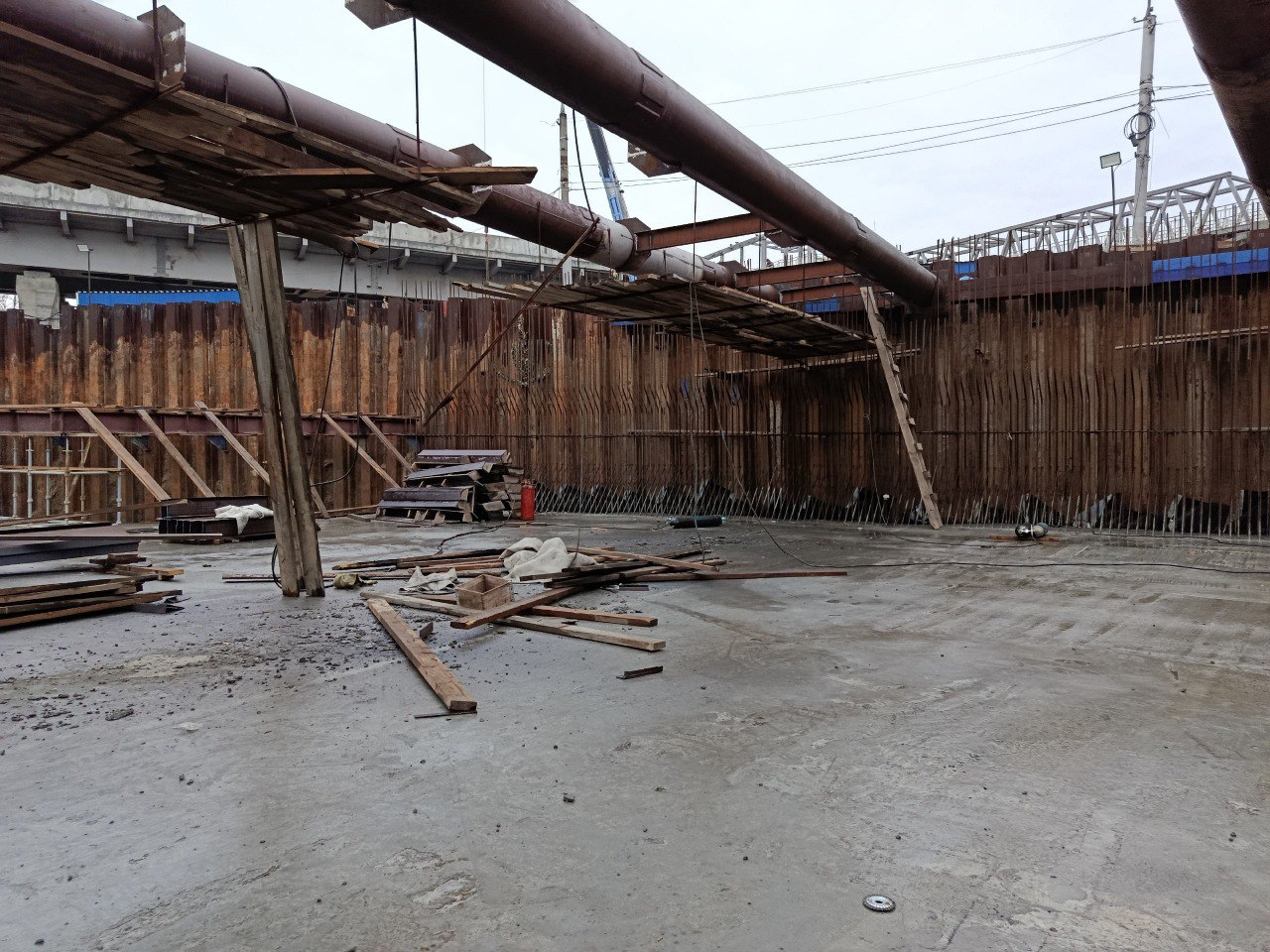 Упали с высоты 3 5 метра в Новосибирске двое работников получили травмы при строительстве моста Двое работников ГК ВИС упали с высоты при строительстве Центрального моста в Новосибирске При этом один из них получил тяжелую травму Об этом сообщает Государственная инспекция труда Новосибирской области 7 ноября Все случилось 29 октября на строительной площадке на площади Труда Монтажник стальных и железобетонных конструкций и электрогазосварщик упали с высоты 3 5 метра из за обрушения подмостей на которых они находились В настоящее время формируется комиссия по расследованию происшедшего несчастного случая в ходе которого будут установлены обстоятельства и причины падения работников В рамках расследования проводится опрос осмотр правовой анализ документов связанных с трудовой деятельностью работников прокомментировала заместитель руководителя Государственной инспекции труда в Новосибирской области Светлана Загузина