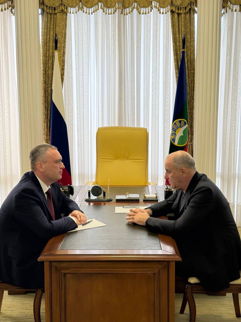 Провел двустороннюю встречу с генеральным директором ООО Газпром межрегионгаз Черкесск Олегом Дергачевым Обсудили ключевые вопросы взаимодействия в сфере газоснабжения региона ход реализации ранее достигнутых договорённостей и наметили планы дальнейшего сотрудничества В центре внимания Программа развития газоснабжения и газификации Карачаево Черкесской Республики на период 2026 2030 годов которую мы реализуем совместно с ПАО Газпром Этот документ имеет стратегическое значение для всего региона он задаёт долгосрочные ориентиры по расширению газовой инфраструктуры повышению доступности ресурса для жителей республики а также обеспечению энергетической безопасности Карачаево Черкесии Рассмотрели текущие вопросы в контексте реализации программы а также наметили план дальнейших действий с конкретными целевыми показателями в рамках утверждённой программы Отдельно остановились на результатах работы по догазификации населённых пунктов включённых в программу социальной газификации реализуемой по поручению Президента России Олег Леонтьевич проинформировал о том что на сегодняшний день из 120 газифицированных населенных пунктов заявки на социальную газификацию поданы в 108 населённых пунктах На подключение частных домовладений к сетям газоснабжения принято в работу свыше 6 2 тыс заявок заключено более 6 тыс договоров о подключении из них до границ участков заявителей исполнено почти 5 9 тыс Газ проведен в свыше 3 8 тыс домах наших жителей  По итогу встречи договорились усилить взаимодействие с муниципальными образованиями для оперативного решения возникающих вопросов в целях устойчивого развития газовой инфраструктуры республики а также организовать регулярный мониторинг хода реализации Программы развития газоснабжения и газификации Карачаево Черкесской Республики на период 2026 2030 годов с оценкой промежуточных результатов Подписывайтесь на МАХ