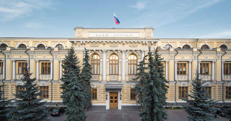 В Центробанке сообщили об увеличении выплат по европротоколу С 5 июля максимальный размер страхового возмещения по европротоколу при авариях с разногласиями увеличивается в два раза и составит 200 тысяч рублей. Об этом говорится в обновлённых 4 июля разъяснениях на официальном сайтерегулятора. Если при ДТП между участниками возникли разногласия, но есть фотофиксация повреждений, с 5 июля лимит выплат повышается до 200 тысяч рублей. При отсутствии фотофиксации выплата ограничивается 100 тысячами рублей. Если же участники не спорят по обстоятельствам аварии, а повреждения подтверждены фотографиями, максимальный размер возмещения по ОСАГО составляет 400 тысяч рублей. «Стоит учесть, что при наличии разногласий у водителей по обстоятельствам ДТП или характеру повреждения транспортных средств для оформления аварии без сотрудников ГИБДД фотофиксация обязательна, без нее страховая выплата не гарантирована. Убедитесь, что фото успешно загружены через приложение — дождитесь подтверждающего уведомления», — сообщает ЦБ. В извещении о ДТП фиксируются характер и перечень видимых повреждений транспортных средств, а бланк заполняют водители, участвующие в аварии. При этом на всех страницах с лицевой стороны ставят подписи оба водителя. Обратную сторону извещения каждый водитель заполняет самостоятельно. Электронное извещение о ДТП можно оформить через специальные мобильные приложения: «Помощник ОСАГО», «Госуслуги Авто» или приложение страховой компании с функцией электронного европротокола. Подписаться Сообщить новость