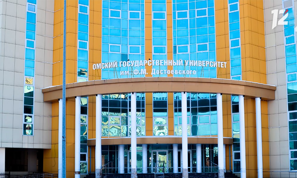 ОмГУ вошёл в двадцатку лучших вузов страны по зарплате выпускников И.о. ректора Иван Кротт доложил Михаилу Мишустину о высоких результатах университета, который включает в себя: институт среднего профессионального образования, 8 факультетов и 33 кафедры, обучая около 7 000 студентов. Приёмная кампания этого года стала рекордной: было подано свыше 20 000 заявлений от примерно 5 000 абитуриентов. Также выделено 73 бюджетных места для участников СВО. Финансирование университета превышает миллиард рублей в год, из которых 5% идут на научные исследования. В рамках развития инфраструктуры обновлены девять учебных корпусов, два общежития и спортивно-оздоровительный комплекс. Михаил Мишустин подтвердил готовность правительства поддержать ОмГУ, пообещав обеспечить исполнение всех необходимых поручений и выделение финансирования.