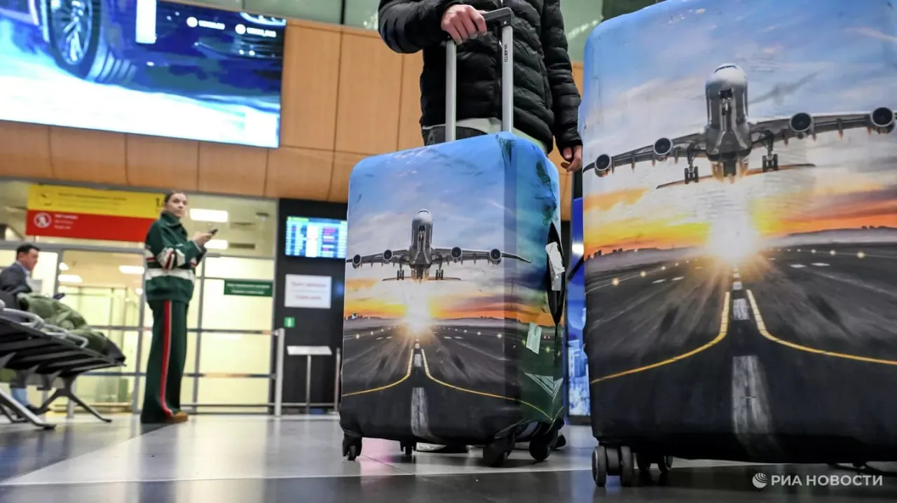 Отели в США резко снизили стоимость проживания на лето из за страха падения спроса на посещение матчей Чемпионата мира по футболу в Штатах сообщает FT Цены на билеты опасения по поводу инфляции и антиамериканские настроения заставляют футбольных болельщиков сокращать свои планы по поездкам Так стоимость номеров в отелях городов где должны пройти футбольные матчи уже упали примерно на треть по сравнению с началом года Это говорит о более низком чем ожидалось спросе Очевидно что желание людей приехать в США сейчас сильно снизилось ЧМ по футболу пройдет с 11 июня по 19 июля в США Мексике и Канаде Подписаться на РИА Новости экономика