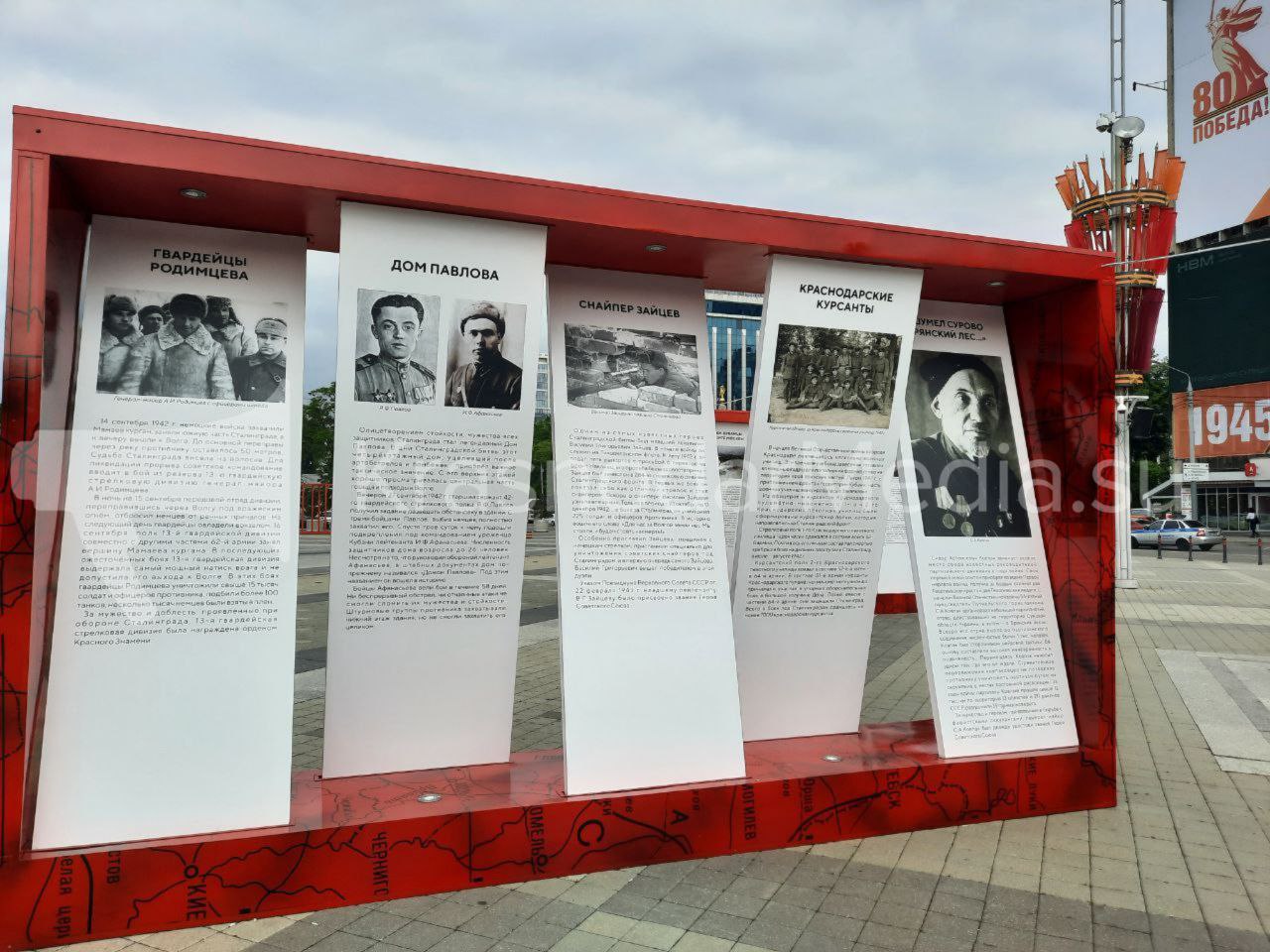 Главная городская площадь Краснодара преобразилась ко Дню Победы Перед администрацией уже стоит "Родина-мать", композиция "Самолетики" и 6 инсталляций "Память Победы", на которых разместили информацию о главных битвах Великой Отечественной войны. Также на 6 опорах укрепили праздничные консоли в виде Георгиевских лент с красными флагами. А какое из украшений вам нравится больше? Делитесь в комментариях! #ЖизньКраснодара KrasnodarMedia Прислать новость