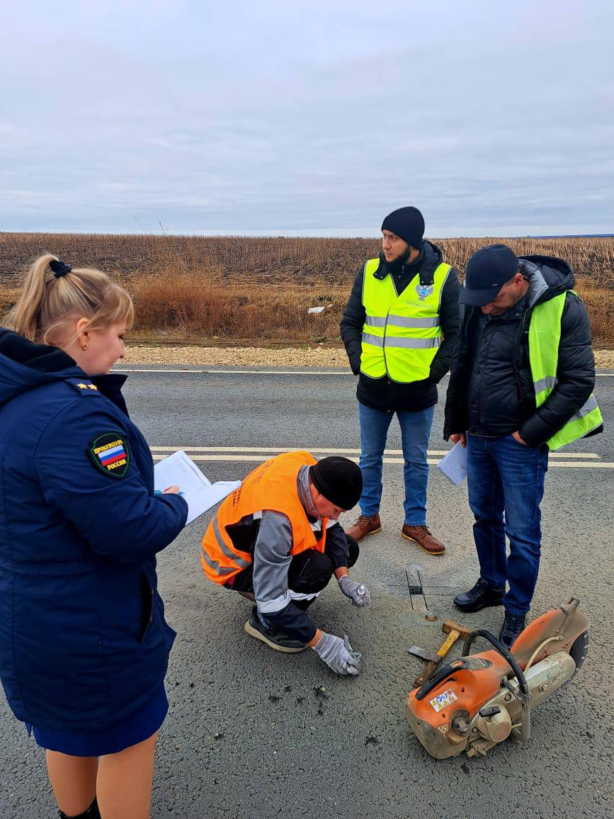 Прокуратура Саратовской области организовала проверку исполнения законодательства при строительстве, реконструкции, ремонте, эксплуатации и содержании дорог.   ℹ В этом году по результатам принятых прокурорами мер в нормативное состояние приведено более 500 км дорожного покрытия, восстановлено освещение на 150 км дорог общего пользования.    По постановлениям прокуроров к административной ответственности привлечено более 40 виновных должностных лиц органов местного самоуправления и подведомственных им учреждений.   В настоящее время на федеральных участках дорог, отремонтированных в этом году, отобраны образцы асфальтового покрытия для проведения экспертного исследования его параметров.    По результатам исследований будет решен вопрос о принятии мер прокурорского реагирования. Проверочные мероприятия продолжаются.