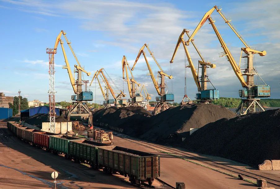 В вагоны засыпали прогнозы доля угля в погрузке РЖД может снизиться до 24 к 2030 году Уголь основной груз на железной дороге будет терять позиции и замещаться промышленным сырьем контейнерами и нефтепродуктами считают аналитики ВТБ По их оценкам доля угля в железнодорожных перевозках к 2030 году сократится на пять процентных пунктов до 24 притом что общая погрузка увеличится до 1234 млн тонн вернувшись на уровень 2022 года ВТБ ожидает роста погрузки на сети ОАО РЖД к 2030 году до 1234 млн тонн Как пояснили Коммерсанту в ВТБ банк исходит из прогноза погрузки на 2025 год в 1115 млн тонн что на 5 6 меньше чем в 2024 году Замглавы РЖД Ирина Магнушевская говорила об ожидаемом спаде на 6 За январь ноябрь погрузка снизилась на 5 6 до 1023 млн тонн в ноябре на 1 5 до 94 2 млн тонн Хотя в ноябре спад оказался ниже прогнозируемых 2 6 прогнозы по итогам года остаются актуальными PROtransport