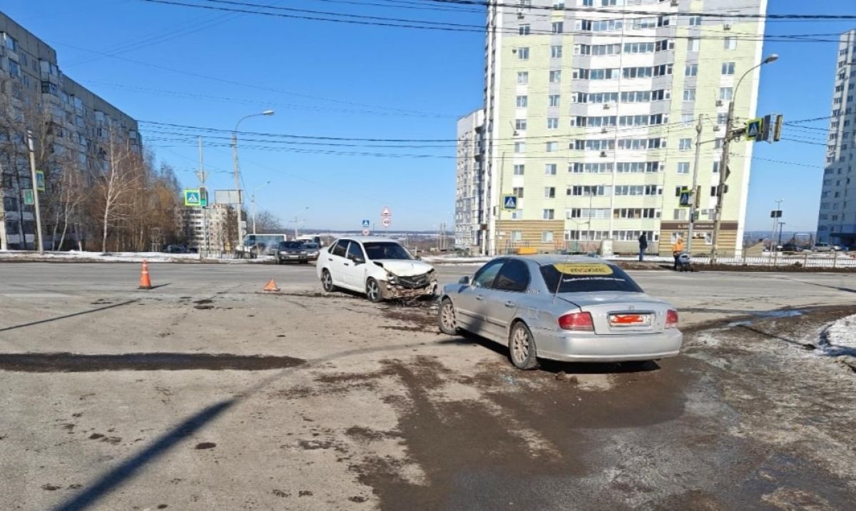 Орловчанка оказалась в больнице после столкновения легковушек на Раздольной     В Орле иномарка столкнулась с «Ладой», пассажирка оказалась в больнице. Об этом сообщили в пресс-службе УМВД России по Орловской области.  ↗  Прислать новость   Подписаться