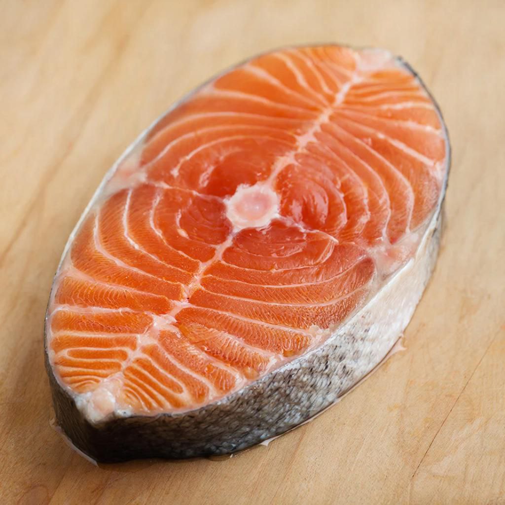 В Краснодарском крае зафиксирован значительный рост цен на рыбу лососевых пород По данным Единой межведомственной информационно статистической системе в ноябре килограмм этой продукции в регионе стоил в среднем 1400 рублей что на 17 выше чем в 2024 году Несмотря на заметное подорожание регион сохраняет статус одного из регионов с наиболее доступными ценами на лосось в Южном федеральном округе По этому показателю край занимает второе место уступая только соседней Адыгее где килограмм рыбы в ноябре оценивался в 1100 рублей Наиболее высокие цены в ЮФО зафиксированы в Волгоградской и Ростовской областях 1700 рублей за килограмм сообщает Деловая газета Юг Радио 104FМ Новая Россия Мы в МАХ