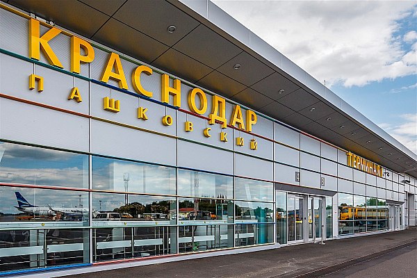 "Аэрофлот" при открытии аэропортов на юге России мог бы перевезти 60 млн пассажиров  Группа "Аэрофлот" в случае открытия аэропортов на юге России могла бы перевезти 60 млн пассажиров в 2025 году, заявил гендиректор компании Сергей Александровский. Об этом сообщает ТАСС.  "Если вы помните, в 2019 году, который сильно отличался от текущей ситуации с точки зрения доступности рынка, парка и так далее, группа "Аэрофлот" перевезла 60,3 млн пассажиров. Даже в текущих условиях, если допустить, что аэропорты юга будут открыты, в принципе мы совершенно спокойно можем этих цифр достигнуть", – сказал Александровский в интервью телеканалу "Россия-24".  Он отметил, что за четыре месяца 2025 года группа перевезла 16 млн пассажиров, что на 2,4% больше, чем годом ранее.  aviaru.net/n284433