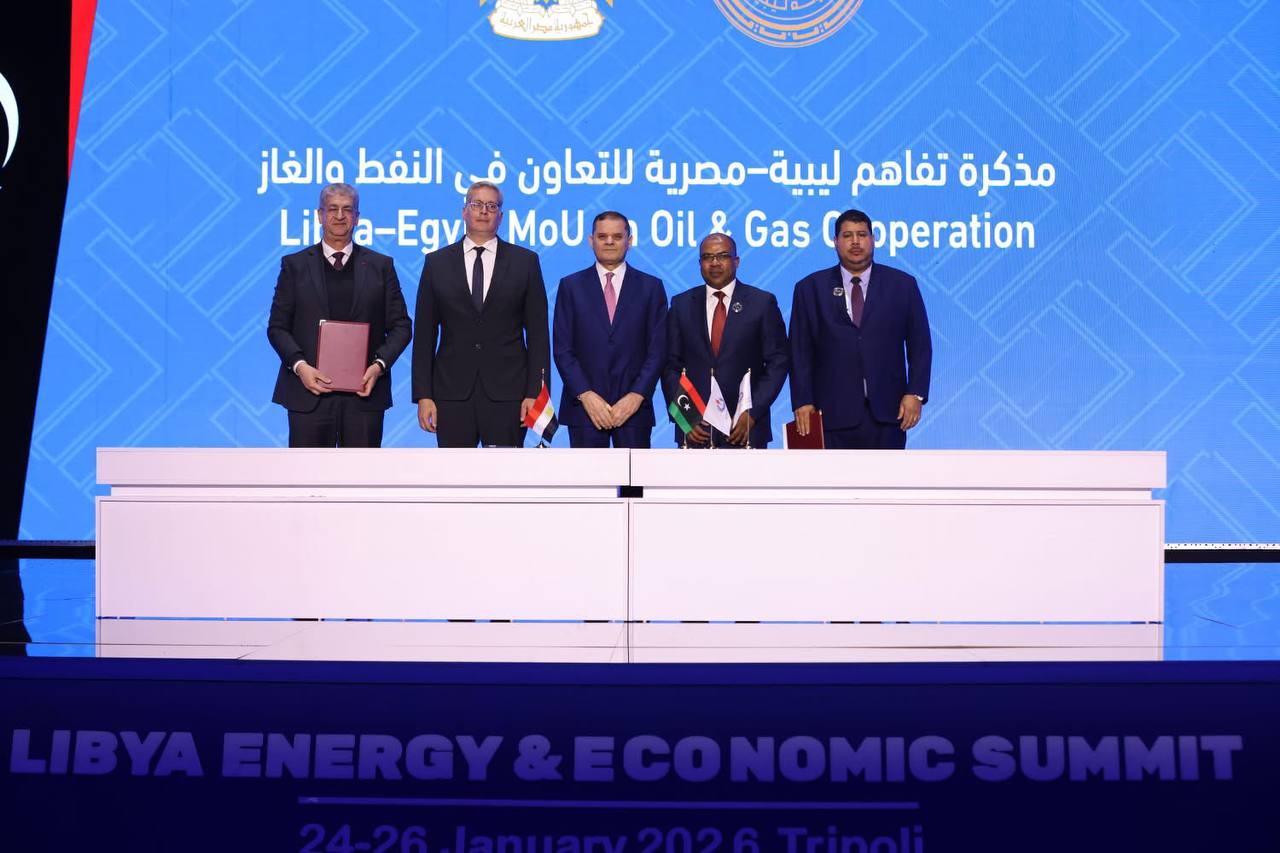 Ливия подписала соглашение на 20 млрд с TotalEnergies и ConocoPhillips в области нефтедобычи Глава Правительства национального единства ПНЕ Абдул Хамид Дбейба отметил что условия документа предусматривают увеличение нефтедобычи на объем до 850 тыс баррелей в сутки а прибыль от реализации соглашения превысит 376 млрд Подписание долгосрочного соглашения на 25 лет в рамках нефтяной компании Waha дочерняя компания Национальной нефтяной корпорации Ливии NOC работает как совместное предприятие с TotalEnergies АИ в партнерстве с французской компанией TotalEnergies и американской компанией ConocoPhillips предусматривает инвестиции в размере более 20 млрд долларов за счет внешнего финансирования говорится в сообщении главы ПНЕ В рамках Ливийского саммита по энергетике и экономике который проходит в Триполи 24 26 января ливийская сторона также подписала меморандум о взаимопонимании с американской компанией Chevron договор о сотрудничестве с министерством нефти и минеральных ресурсов Египта Африканская инициатива Telegram ВК Max