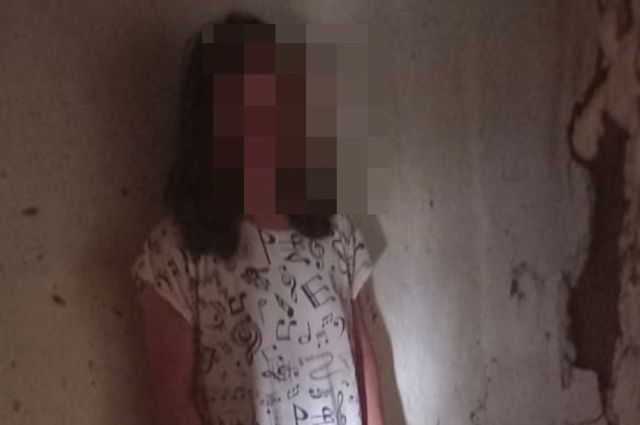 В Давлекановском районе судебные приставы нашли в чулане женщину, которая пряталась от них, чтобы не платить алименты дочери. Как рассказали в УФССП по РБ, мать девочки-подростка находилась в розыске за долг в 500 тысяч рублей. Ее лишили родительских прав, когда дочери было 14 лет. Отец девочки умер от употребления наркотиков. Девочку забрала бабушка. В сентябре прошлого года женщину привлекли к административной ответственности. Позже возбудили уголовное дело. «Посетив предварительное слушание, подсудимая и вовсе исчезла — переехала в соседний район, а затем — попала в сомнительную компанию бывших заключенных. Женщину объявили в розыск», – добавили в УФССП по РБ. Приставы установили ее местонахождение. Хозяином жилища оказался неоднократно судимый мужчина. Он утверждал, что никогда не видел разыскиваемую. Они осмотрели двор и постройки. Внимание привлекла наспех заваленная вещами дверь в чулан. Именно там и обнаружили непутевую мать, которая только проснулась.