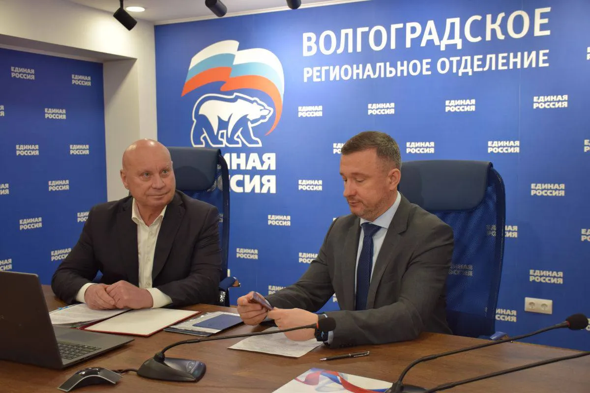 Депутат Госдумы Виталий Лихачев подал документы на праймериз Единой России Он планирует участвовать в предварительном голосовании по Волжскому одномандатному округу 87 Отдельно депутат отметил работу отряда Бессмертный Сталинград созданного под руководством Андрея Бочарова Сегодня действует учебный центр беспилотной авиации Наша задача чтобы ребята получили максимум навыков что поможет сохранить им жизни и вернуться домой целыми заявил Лихачев Прием заявок продлится до 30 апреля голосование с 25 по 31 мая онлайн через Госуслуги События по волгоградски по волгоградски Подписывайся в МАХ