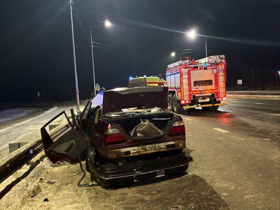 В Вологодском округе в ДТП погибли три человека  ДТП случилось 25 января в 23.10 на 23 километре автодороги Вологда — Медвежьегорск в Вологодском округе, сообщает пресс-служба УМВД России по Вологодской области.   По предварительной информации, водитель автомобиля "Дэу Нексия" при повороте налево в селе Куркино не предоставил преимущество в движении и допустил столкновение с "Тойота Рав 4",  которая двигалась во встречном направлении. За рулем "Тойоты" находился мужчина 2000 года рождения.   В результате ДТП погиб водитель "Дэу Нексиа", а также два его пассажира — мужчина и женщина  личности погибших устанавливаются . Травмы получил водитель "Тойты" и две его пассажирки, девушки 2006 года рождения.