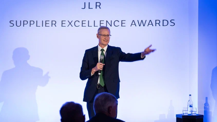 Компания Jaguar Land Rover внезапно осталась без директора  Нынешний глава JLR Эдриан Марделл подал в отставку после 35 лет работы в компании. Об этом пишет Autocar: официально о смене руководства не сообщалось, но изданию удалось получить подтверждение факта увольнения. Кто именно станет преемником Марделла, пока не уточняется.