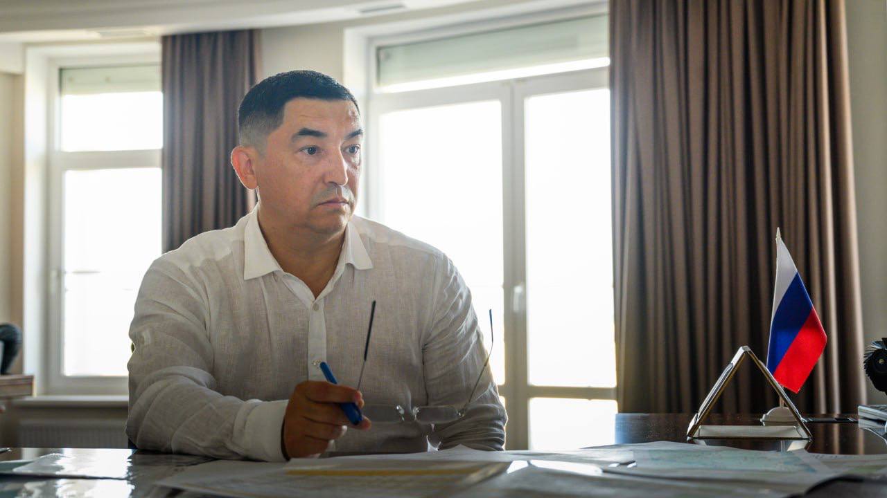 Владимир Сальдо рассказал, какие парки, скверы и спортплощадки преобразятся в Херсонской области в этом году. Секретарь регионального отделения «Единой России», Губернатор Херсонской области Владимир Сальдо встретился с депутатом Херсонской областной Думы Энвером Абдураимовым — региональным координатором проекта «Единой России» «Городская среда» в регионе. «Обсудили, что уже сделано по федеральной программе «Формирование комфортной городской среды» и что ещё нужно сделать в 2025 году. Следим за каждым объектом, чтобы всё шло по плану и вовремя», - написал Владимир Сальдо в Telegram-канале. Полностью приведён в порядок Сквер Воинской славы в Геническе. В этом году преобразятся: парк в Нижних Серогозах, «Сквер Молодёжный» 2-я очередь в Скадовске, игровые и спортивные площадки в Воскресенке, Чаплинке, Александровке, Красном, Круглозёрном, Новотроицком и в Геническе. #ЕдинаяРоссия #ХерсонскаяОбласть #ГородскаяСреда