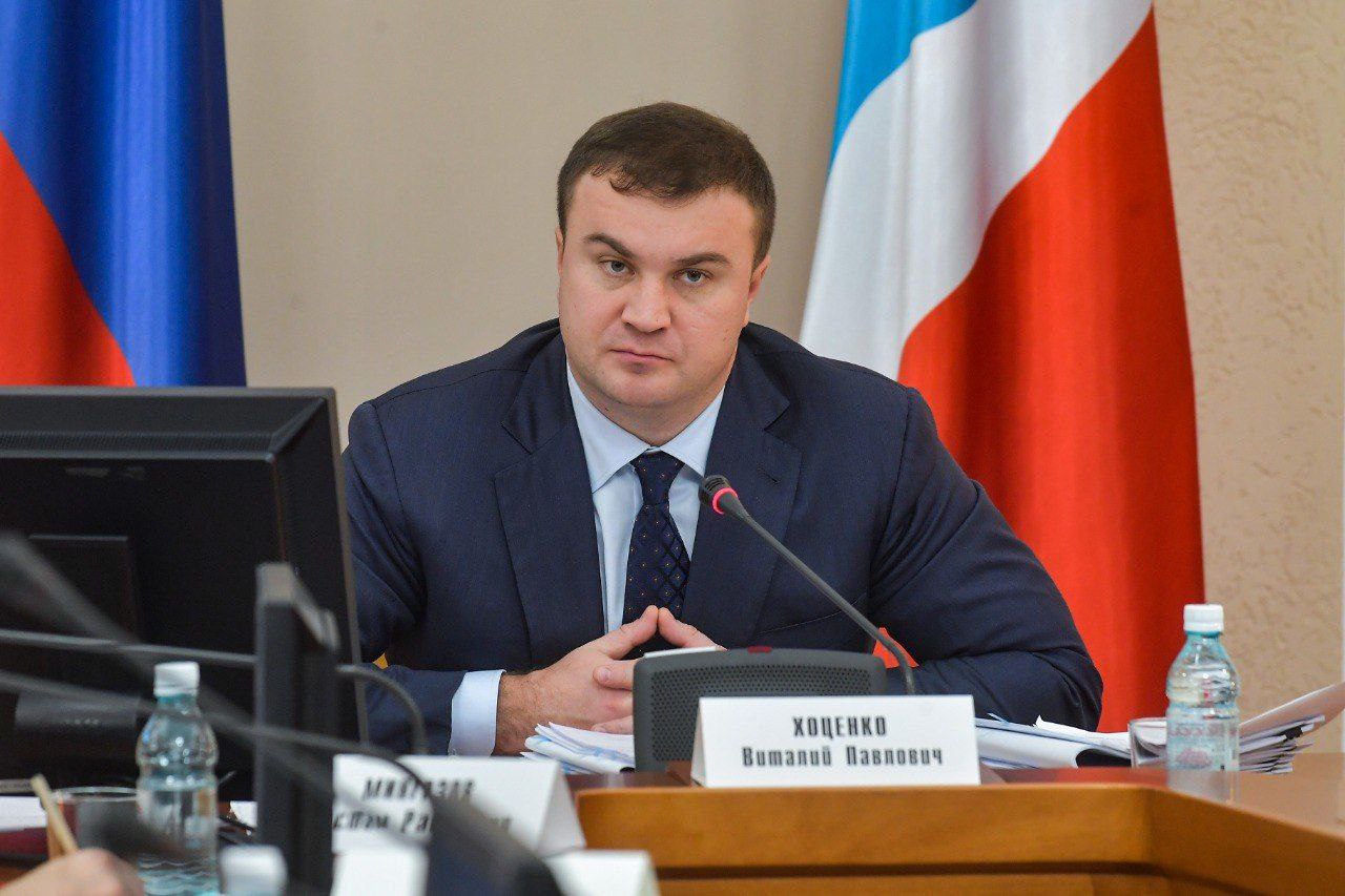 Губернатор Виталий Хоценко потребовал соблюдения качества и сроков ремонта школ Глава регионе провел оперативное совещание где главной темой стало масштабное обновление школьной инфраструктуры региона Виталий Хоценко сделал акцент на том что все работы должны вестись не только быстро но и качественно Сегодня после капитального ремонта открываем школу 14 недавно начал работу лицей 29 в Тевризе дети сели за парты Это очень важный процесс который требует постоянного контроля потому что ситуация везде разная отметил Виталий Хоценко Губернатор привел примеры школ 56 и 71 в Омске где работы пока отстают от графика Виталий Хоценко поручил всем ответственным ведомствам и главам муниципалитетов приложить максимум усилий чтобы ремонт школ завершился в срок