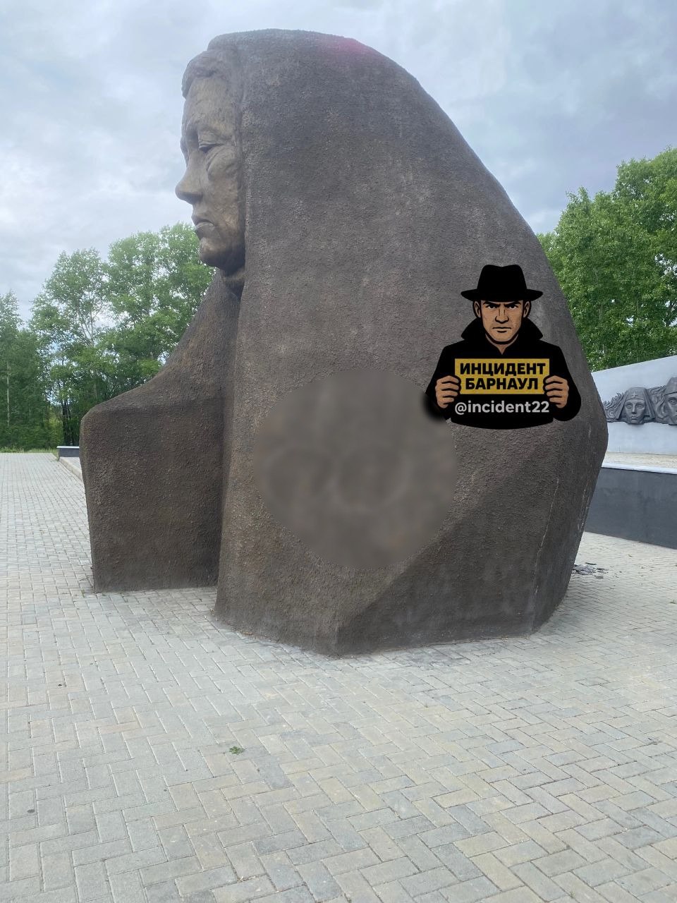 В селе Павловск осквернили стелу Скорбящей Матери на Мемориале ВОВ, жители крайне возмущены. Местные власти обещают найти всех нарушителей, которых по информации жителей было шестеро. Информацией поделился участник нашего сообщества Сергей Сотрудниками МО МВД России «Павловский» установлен несовершеннолетний, который нанёс рисунок на памятник в районном центре Павловск. С подростком и его матерью сотрудником подразделения по делам несовершеннолетних проведена профилактическая беседа. Также будет решен вопрос о поставке подростка на учет в органах внутренних дел. Мать несовершеннолетнего привлечена к административной ответственности по статье 5.35 КоАП РФ "Неисполнение родителями или иными законными представителями несовершеннолетних обязанностей по содержанию и воспитанию несовершеннолетних".