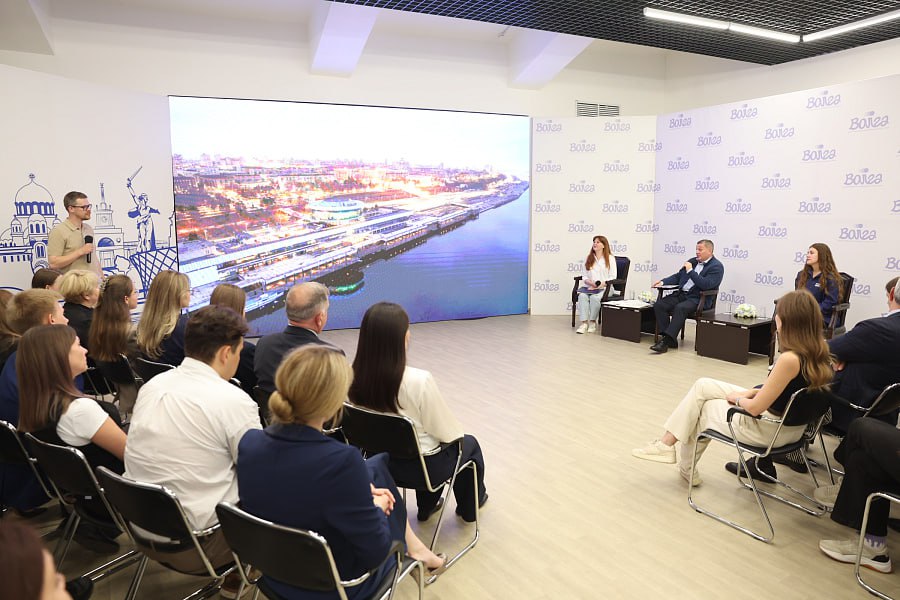 ‼  Концепцию набережной Волгограда решено утвердить осенью на молодежном фестивале  Сегодня юные архитекторы, студенческий актив представили свои предложения.   На встрече с молодежью Андрей Бочаров подчеркнул, что по задумке великих советских архитекторов, создателей Сталинграда, парадный вход в город-герой располагался именно со стороны реки. «Задача, которую мы решаем – вернуть эту уникальную территорию, где город встречается с Волгой, с природой, в жизнь людей, обустроить ее так, чтобы сохранить уникальное архитектурное наследие города-героя и при этом сделать эту территорию у воды востребованной, интересной, максимально полезной для жителей и гостей», – сказал глава региона.   администрация Волгоградской области    Подписаться