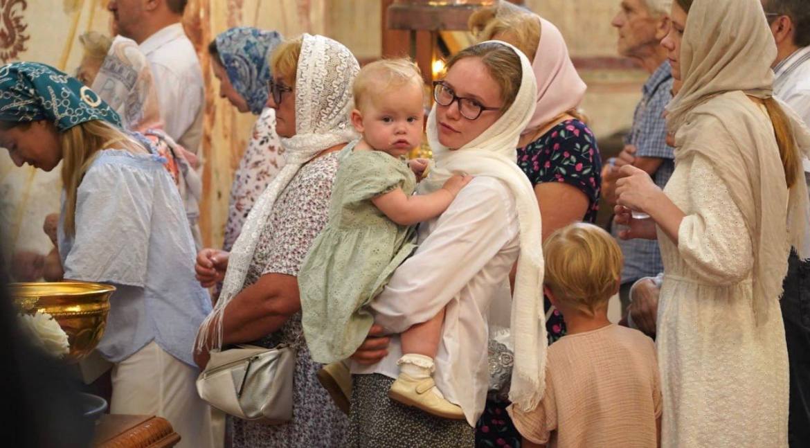 В храмах Северо-Запада прошли торжественные молебны, посвящённые Дню Крещения Руси В Вологде богослужение прошло в стенах Софийского собора — духовного символа региона. Молебен совершил митрополит Вологодский и Кирилловский Савва.