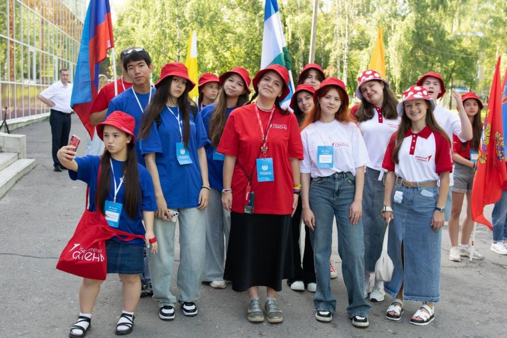 В РязГМУ стартовали «Университетские смены» Проект помогает школьникам и студентам колледжей определиться с выбором будущей профессии, прочувствовать студенческую жизнь, увидеть изнутри устройство университетов, познакомиться с их образовательной программой и узнать о возможностях, которые они предоставляют. Торжественная линейка в честь открытия летнего этапа проекта «Университетские смены» прошла в Рязанском государственном медицинском университете имени академика И.П. Павлова. В ней приняли участие лучшие школьники из 21 региона страны, впереди у которых десять продуктивных дней и насыщенная программа в РязГМУ. Ребят приветствовал зампред правительства Рязанской области, министр здравоохранения региона Александр Пшенников. – То, что к нам приезжают, говорит о том, что мы на правильном пути и вы на правильном пути. Вы оказались там, где методический подход к воспитанию врача отработан, пожалуй, лучше всех в стране. Я надеюсь, что эта смена будет плодотворной, – подчеркнул он. Ректор университе...