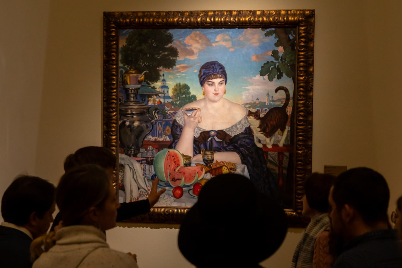 Русский музей примет участие в акции Веди родителей в музей Русский музей присоединяется к всероссийской акции Веди родителей в музей которая пройдёт с 27 декабря 2025 года по 11 января 2026 года На новогодних каникулах владельцы Пушкинской карты смогут приобрести билеты по льготной цене не только для себя но и получить скидку на покупку двух билетов для своих родителей 480 рублей вместо 600 для взрослых посетителей 360 рублей вместо 450 для пенсионеров В Русском музее по льготной цене можно будет посетить выставки Русская традиция в корпусе Бенуа В зеркале судьбы Русский исторический портрет в Михайловском Инженерном замке Взрослым вход разрешён в Мраморном дворце Для участия в акции необходимы  Пушкинская карта  документ удостоверяющий личность держателя карты  документ подтверждающий статус законного представителя свидетельство о рождении отметки в паспорте родителей документы об опеке Программа Пушкинская карта стала частью национального проекта Семья поэтому по всей стране появляется всё больше возможностей провести культурный досуг вместе с близкими Акция Веди родителей в музей проходит уже в четвёртый раз и за это время к ней присоединились более трёх тысяч учреждений культуры по всей стране Организатор акции АНО Национальные приоритеты при поддержке Министерства культуры Российской Федерации Ждём вас в Русском музее Фото Русский музей Олег Золото