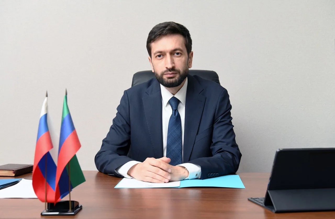 Глава Дагинформа Запрет на публикации об атаках беспилотников должен касаться все медиаресурсы Сегодня журналисты Дагестана подняли перед законодательной властью республики важный и наболевший вопрос Он касается действующих ограничений на публикацию информации о результатах террористических актов атак вражеских беспилотных летательных аппаратов а также сведений о дислокации сил Минобороны России и объектов критической инфраструктуры Руководитель Агентства информации и печати Дагестана Арсен Юсупов подчеркнул что введенный в середине октября текущего года Указом Главы Республики Дагестан Сергея Меликова запрет последовательно соблюдается всеми республиканскими СМИ При том что редакции как правило располагают присланными своими читателями любительскими видеозаписями демонстрирующими последствия диверсионной деятельности и применения беспилотных летательных аппаратов на территории республики государственные средства массовой информации воздерживаются от их использования и не нарушают установленный запрет К сожалению такую меру ответственности берут на себя далеко не все информационные ресурсы отметил руководитель Дагинформа Ряд федеральных СМИ зачастую не только размещают подпадающие под указанные ограничения видеоматериалы но и генерируют фейковый видеоконтент используя технологии искусственного интеллекта и распространяя его под видом реальной видеозаписи