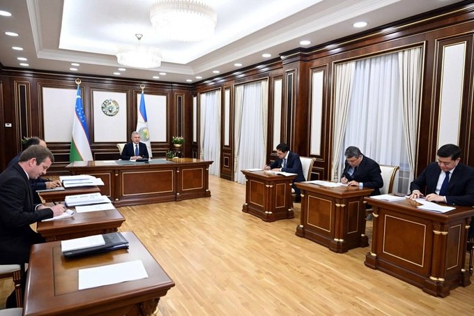 В Узбекистане до 1 января 2027 года все используемые в сельском хозяйстве земли переведут на арендное право Президент поручил вести отдельный учет пустующих земельных участков возвращенных в распоряжение районных хокимиятов и создать систему для их быстрой передачи на аукционы На сельхозземлях разрешили строить обслуживающие объекты склады с холодильным оборудованием сортировочные упаковочные пункты навесы для полевых работ и парков техники Нововведение позволит садоводам строить хранилища для урожая прямо в саду а животноводам помещения для скота и кормов на пастбищах www spot uz ru 2025 09 09 land use Telegram Instagram YouTube