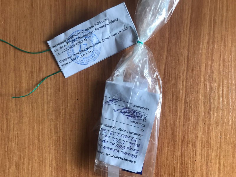 Оставил пять пакетиков в разных местах: в Советском районе Ростова задержали закладчика В Советском районе Ростова задержали местного жителя, подозреваемого в распространении наркотиков по городу через тайники-закладки. Ранее его уже судили за хранение запрещенных веществ. Об этом сообщает ГУ МВД по Ростовской области. «В ходе личного досмотра полицейские обнаружили и изъяли у задержанного два полимерных зип-пакета с веществом светлого цвета», – пишет источник. В лабораторных условиях установили, что найденное вещество – производное от N-метилэфедрона общей массой 3,4 г. Такой объем правоохранители квалифицируют как крупный размер. Также полицейские установили, что подозреваемый приобрел наркотики через тайник-закладку. Сеть тайников организовал куратор, который поддерживал связь с распространителем через мессенджер. «Целью приобретения являлось последующее распространение наркотических средств аналогичным способом», – добавили в источнике Злоумышленник успел оставить 5,4 г того же вещества в пяти местах в городе. Правоохранители изъяли содержимое всех этих тайников. Ростовчанина заключили под стражу. В отношении него возбудили два уголовных дела. Подписаться на "Новости Ростова" Прислать новость