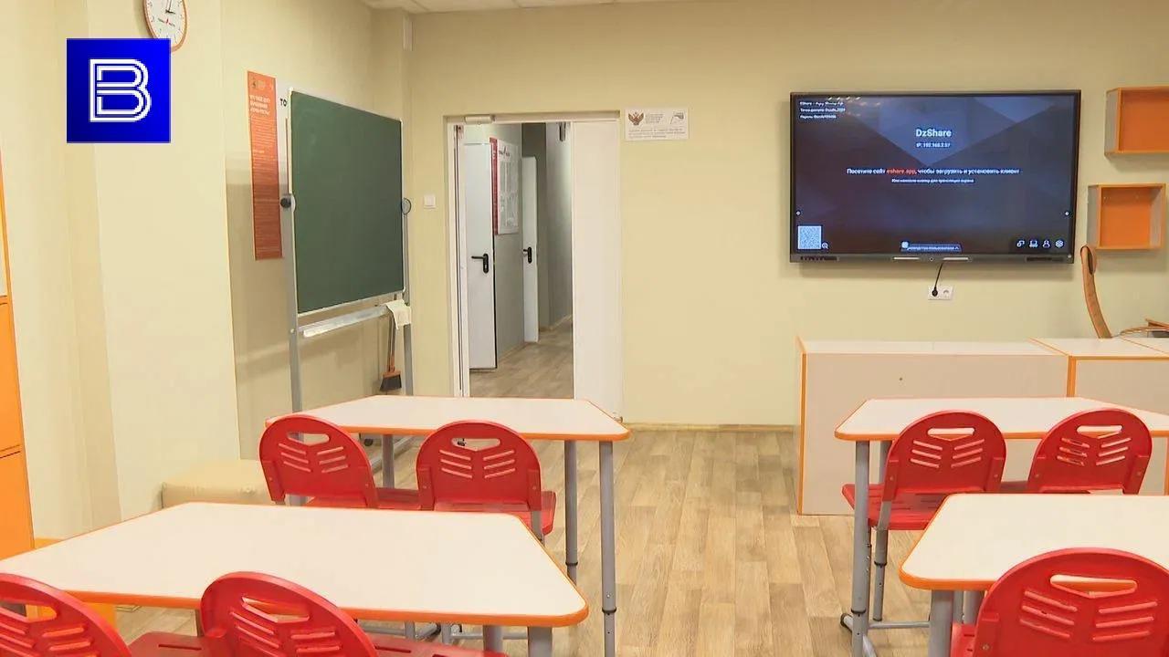 Более 500 образовательных пространств обновят в Мурманской области в 2025 году  На данные цели выделено свыше 4 миллиардов рублей, из которых одна треть – из областного бюджета в рамках плана "На Севере – жить!". Об этом на оперативном совещании сообщил губернатор Андрей Чибис. Обновленные пространства появятся в 200 образовательных учреждениях, включая детские сады, школы, колледжи и МАУ.    Подпишись — Вести Мурман