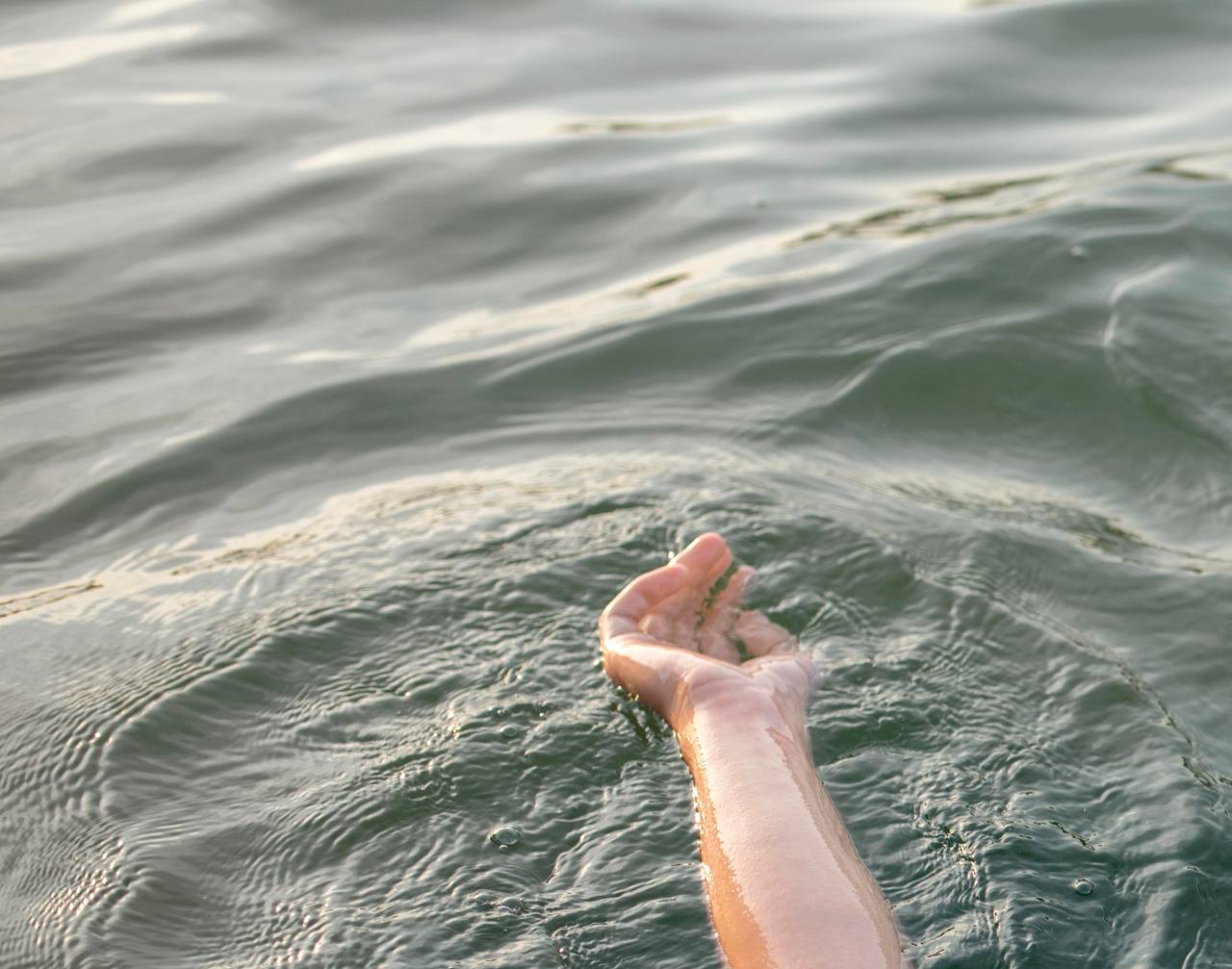 Москвич утонул в Неве пытаясь удивить возлюбленную Сегодня утром в Неве у Дворцового моста обнаружили тело 46 летнего мужчины Погибшим оказался житель Московской области который приехал в Петербург вместе со своей возлюбленной Вечером 28 октября пара выпивала и фотографировалась на яхте после чего отправилась кататься по ночному городу Внезапно турист спустился к воде на Университетской набережной где решил впечатлить спутницу и прыгнул в воду в надежде переплыть Неву Женщина не ожидала что её ухажёр действительно способен на такой поступок А когда мужчина пропал и долго не подавал сигналов туристка позвонила в 112 freepik Читай нас в MAX Подпишись на Комсомольскую правду СПб