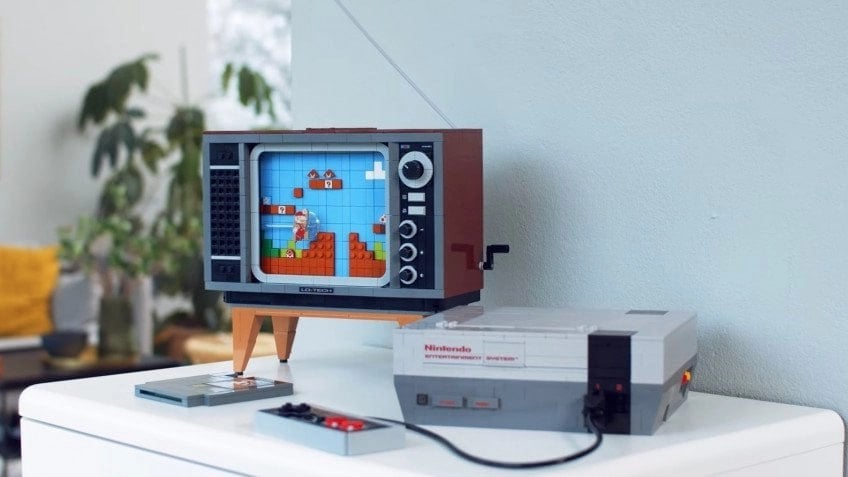 LEGO и Nintendo выпустят набор по GameBoy   LEGO и Nintendo в новой коллаборации решили отдать должное портативке Nintendo, которая была выпущена в 1989 году, и создать по ней набор  Известно, что релиз ожидается в октябре 2025 года  Напоминаем что ранее LEGO и Nintendo уже создавали подобные наборы по консоли NES, игре Super Mario 64 и по The Legend of Zelda  MaxxPC