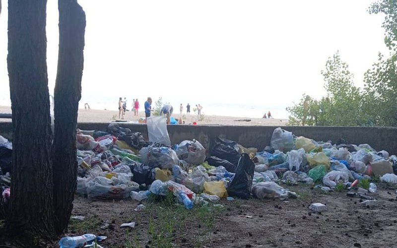 Чемской бор завален мусором, а власти никак не решают проблему В Чемском бору и на пляже Обского водохранилища в Советском районе Новосибирска скопилось много мусора. Местные жители жалуются, что отходы не убирают уже второй месяц. Раньше территория была чище, а сейчас вокруг леса и вдоль берега можно увидеть большие кучи мусора. Люди выбрасывают отходы прямо там, где отдыхают, но одной из причин становится то, что не хватает мусорных контейнеров, а те, что есть, давно не вывозят. Депутат горсовета Антон Бурмистров говорит, что после смены руководства города ситуация только ухудшилась. Раньше, по его словам, можно было добиться организации вывоза мусора и установки контейнеров, а сейчас даже этих действий нет, хотя деньги из бюджета всё равно расходуются. Бурмистров собирается отправить письмо мэру Максиму Кудрявцеву и приглашает его лично приехать на место, чтобы увидеть проблему своими глазами. Любить Новосибирск