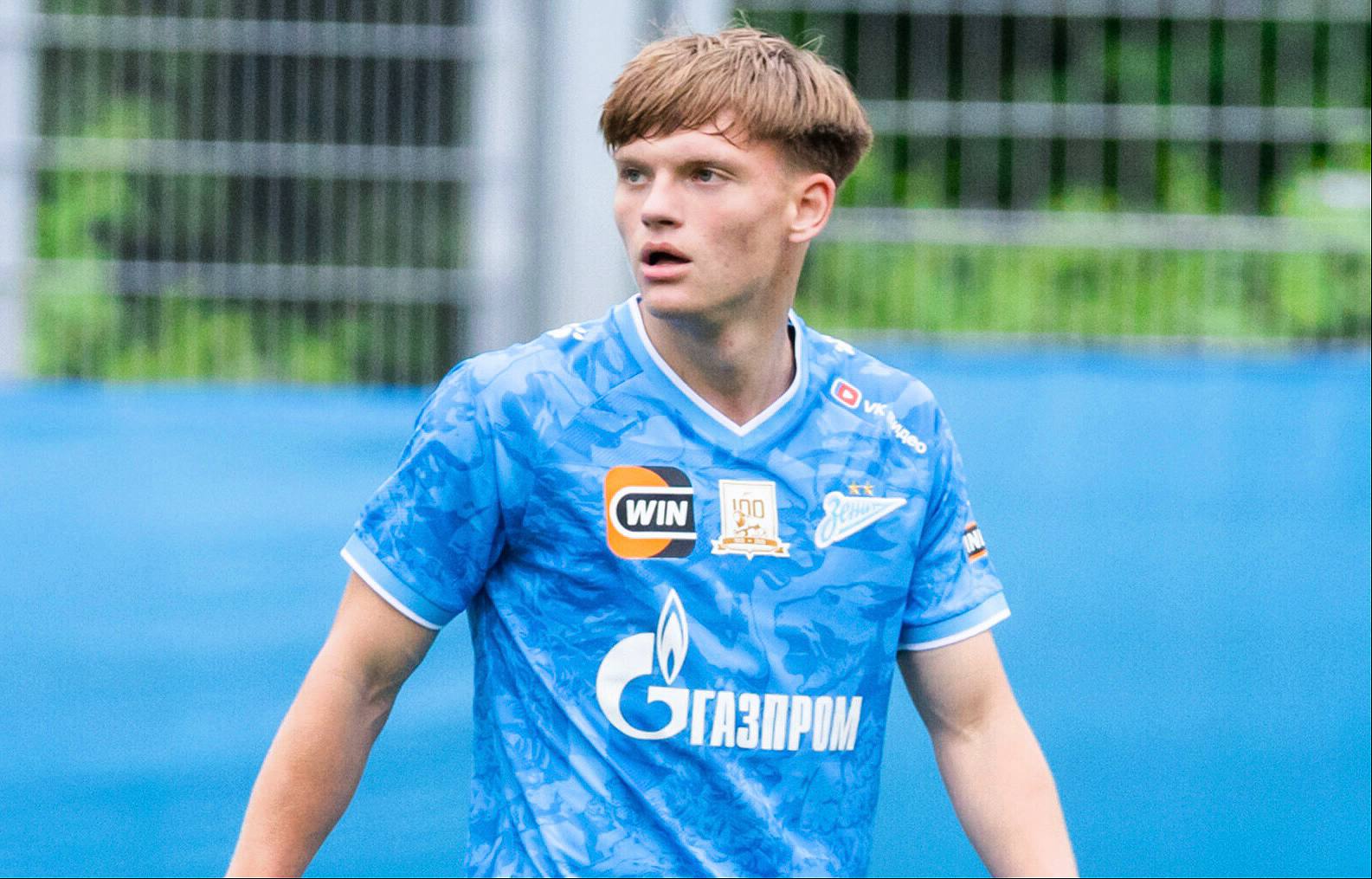 Шилов из Зенита порвал кресты на тренировке 10 дней назад 17 летний нападающий был признан самым перспективным футболистом России 2006 2008 годов рождения Из за травмы колена Шилов вероятно выбыл минимум до мая 2026 года на молодёжном уровне вингер набрал 60 34 в 53 матчах а за основу Зенита Вадим забил спустя 16 минут после дебюта в Кубке России с Рубином