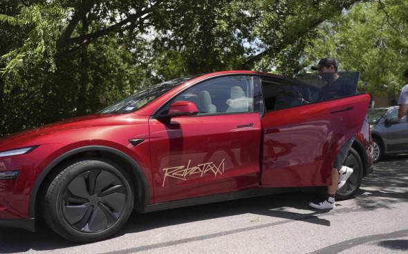 Капитализация Tesla выросла на $80 млрд после запуска роботакси Рынок позитивно отреагировал на внедрение новой технологии Tesla. При этом часть экспертов сомневается в безопасности беспилотного такси Подробнее на РБК:
