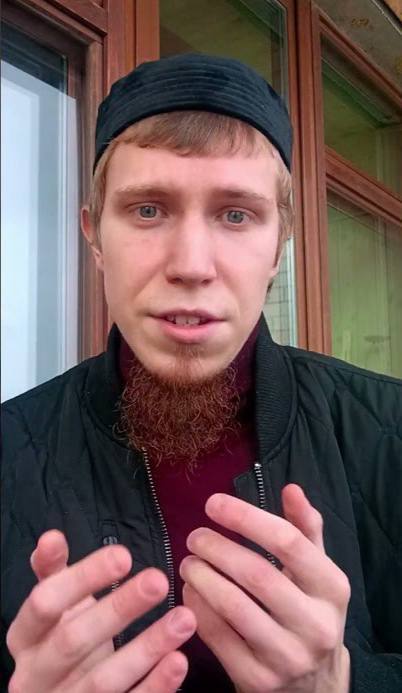 Ну вот и всё В Сочи задержали жидкобородого ваххабита Бориса Гнеева который называет себя Мансуром Сегодня утром неофита задержали сотрудники ФСБ По данным из открытых источников в отношении Гнеева возбудили уголовное дело о призывах к экстремизму Наш прошлогодний пост про этого ваххабита В прошлом году на него уже составляли административный протокол о разжигании ненависти назначен штраф и неповиновению полиции за это его на две недели арестовали Сейчас его отправили в СИЗО на 2 месяца а дальше реальный срок Подписаться