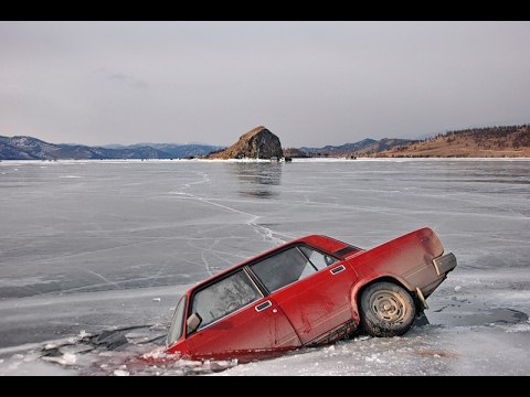 В Бурятии готовят новые штрафы за ранний выезд на лёд Байкала Инициативу 22 декабря озвучили в МЧС республики на брифинге в правительстве Законопроект уже находится на рассмотрении Народного Хурала По правилам выезд автомобилей на лёд разрешён не раньше 15 января а иногда и только с февраля когда толщина льда становится безопасной Но каждый сезон эти сроки игнорируют рыбаки и туристы Итог провалившиеся машины экстренные спасательные операции и трагические случаи Мы хотим повысить безопасность на водных объектах и уберечь людей от трагических случаев подчеркнул главный государственный инспектор по маломерным судам Николай Зайцев Для борьбы с нарушителями в МЧС предлагают ввести штрафы от 2 до 6 тысяч рублей В ведомстве рассчитывают что финансовая ответственность станет сдерживающим фактором и сократит число выездов на неокрепший лёд Подобные меры уже действуют в Иркутской области и Забайкальском крае Там после введения штрафов количество происшествий на льду зимой снизилось Бурятия