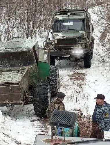 Уголовное дело заведено на компанию незаконно прокладывавшую дорогу через природный заказник На место пригнали бульдозер проложивший широкую просеку ломая деревья Организация желая сократить путь для проезда своей техники решила проложить дорогу прямо через приамурский Толбузинский заказник По факту этого серьезного нарушения режима особо охраняемой территории возбуждено уголовное дело сообщили в пресс службе Дирекции по охране и использованию животного мира и особо охраняемых природных территорий Амурской области Нарушение было своевременно выявлено отмечают в материалах Теперь руководство компании ответит перед судом а также возместит ущерб причиненный природе региона незаконным строительством 700 тысяч рублей Причина на особо охраняемых территориях запрещено строительство и движение транспорта вне дорог Возможна стройка только отдельных объектов необходимых для охраны территории и обеспечения пожарной безопасности Напомним в начале апреля на территорию Толбузинского заказника загнали бульдозер Он ломая деревья успел проложить широкую просеку Дорогу хотели проложить через весь заказник практически по диагонали а после завершения строительства через него постоянно ходила бы тяжелая техника Фото телеграмм канала Дирекции по охране и использованию животного мира и ООПТ Амурской области ТЕЛЕПОРТ РФ здесь все об Амурской области  Мы в МАХ  Написать нам