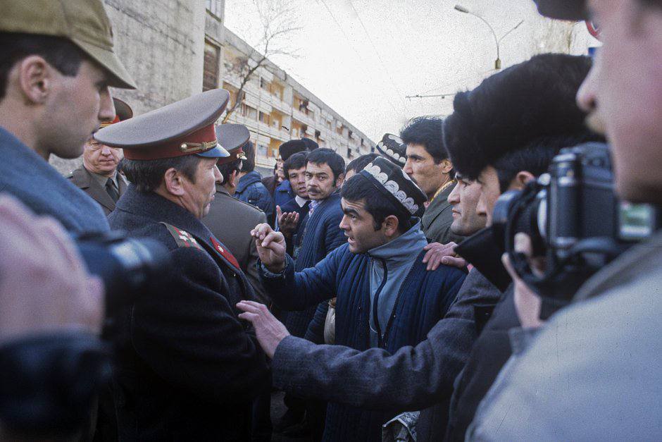 В Таджикистане снова растёт количество тяжких преступлений Вот здесь мы рассказывали про актуальные данные на декабрь прошлого года, а сейчас уже появились более свежие цифры. В первом квартале 2025 года в Таджикистане зарегистрировано 1622 тяжких преступлений: это на 32,8% больше по сравнению с 2024 годом. Также увеличилось число: - умышленного причинения тяжкого вреда здоровью увеличилось на 10,7%. - грабежей на 43,8%. - разбоев на 14,3% - мошенничества на 38,2% - хулиганства на 3,7%. - наркопреступлений на 22,1%. - нарушений ПДД на 15,5%. За три месяца зарегистрировано 129 ДТП, приведших к тяжким телесным повреждениям и смерти, что на 30,3% больше, чем в прошлом году. - преступлений экономического характера на 7,7% Растёт и преступность в целом. Более всего рост преступлений зарегистрирован в Душанбе – на 11,9 больше, чем за первый квартал 2024 года. Совсем небольшой отход от того самого «мудрого плана» и ужесточение миграционной политики даёт свои плоды. Если иностранный специалист не совершает преступления в России, он совершает их у себя на родине. Продолжаем работу. Подписаться
