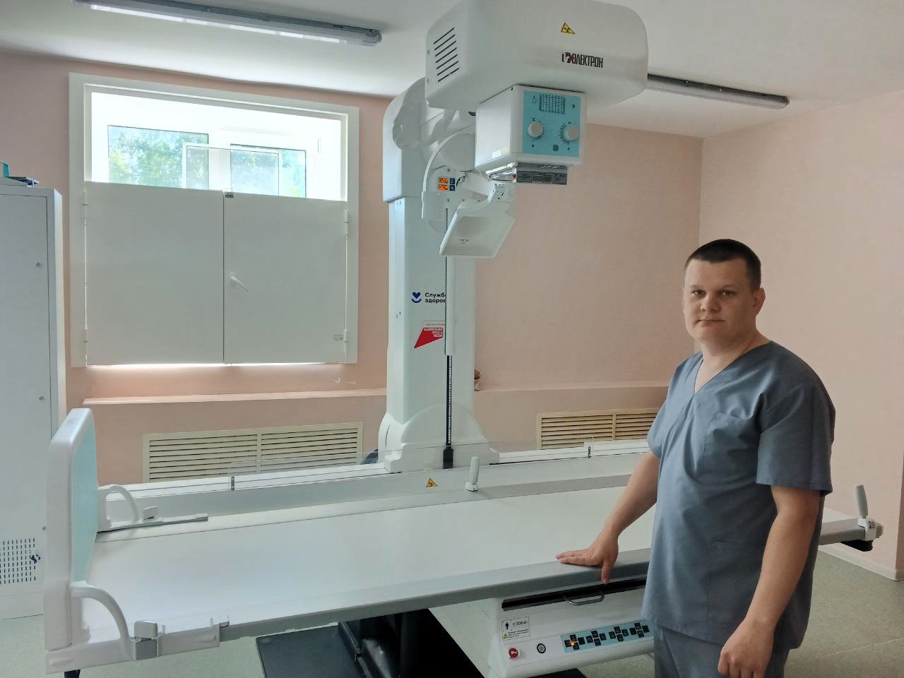 Новый рентгеновский аппарат установили в филиале Областной больницы №12 в селе Упорово Рентгенологический комплекс был приобретен в рамках реализации региональной программы «Модернизация первичного звена здравоохранения» нацпроекта «Продолжительная и активная жизнь». В среднем в день на нем выполняется порядка 60 исследований. Новы рентген оснащен лифтом для высоты регулировки стола, который облегчает укладку пациента и делает ее комфортной, что особенно удобно для пациентов пожилого возраста и с травмами, людей с ограниченными возможностями. Также в аппарате предусмотрен штатив, двигающийся в различных диапазонах, это позволяет выполнять сложные проекции и нестандартные укладки. Установленные на нем система визуализации и программное обеспечение учитывают возраст, комплекцию пациентов и обеспечивают получение качественного изображения при минимальной дозовой нагрузке. Все это позволит повысить эффективность работы, сократить время ожидания результатов и улучшить качество диагностики. «Теперь наше медучреждение располагает уникальной современной рентгенологической системой, оснащенной тремя рабочими местами и функцией линейной томографии. Это позволит обеспечить простоту и скорость проведения исследований, как для пациентов, так и для медперсонала» - рассказала Айсель Ямова, и. о. заведующего филиалом ОБ №12 в Упорово. #ОБ12 #медицина_ТО