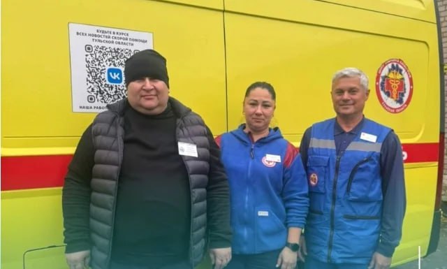 Тульские врачи вернули к жизни мужчину чье сердце остановилось по пути в больницу Все началось с того что 59 летний житель Узловского района обратился в экстренную службу с жалобами на сильнейшую боль в грудной клетке На вызов оперативно выдвинулась бригада областного Центра медицины катастроф в составе врача анестезиолога реаниматолога Сергея Бородина фельдшера Анастасии Волхонской и водителя Наримана Хакимова До пациента они доехали за 18 минут После осмотра врачи диагностировали у мужчины острый коронарный синдром Тогда медики начали транспортировку в стационар но по дороге его состояние резко ухудшилось он потерял сознание приборы зафиксировали фибрилляцию желудочков Врачи провели реанимацию через две минуты с помощью дефибриллятора им удалось перезапустить сердце мужчины Пациента оперативно доставили в региональный сосудистый центр где он остается под наблюдением специалистов Подписывайтесь на