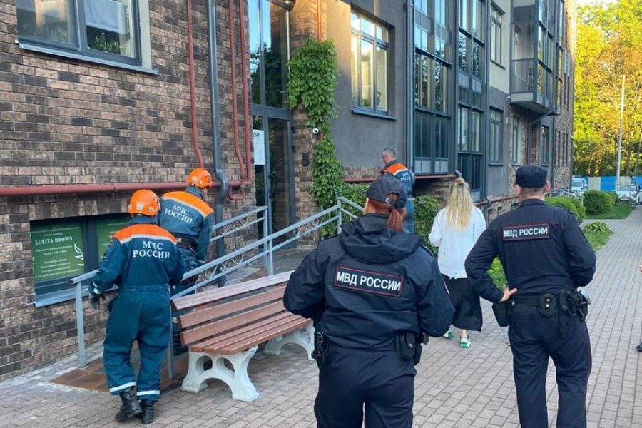 В Калининграде спасатели помогли девочке которую заперла на балконе 2 летняя сестра В Калининграде спасатели МЧС пришли на помощь девочке запертой на балконе третьего этажа на Еловой аллее Двухлетний ребенок играя закрыл балконную дверь оставив девятилетнюю сестру в западне Взрослых дома не было Входная дверь в квартиру была закрыта изнутри поэтому вернувшаяся домой мама не смогла зайти На помощь пришли сотрудники поисково спасательного отряда рассказали в МЧС