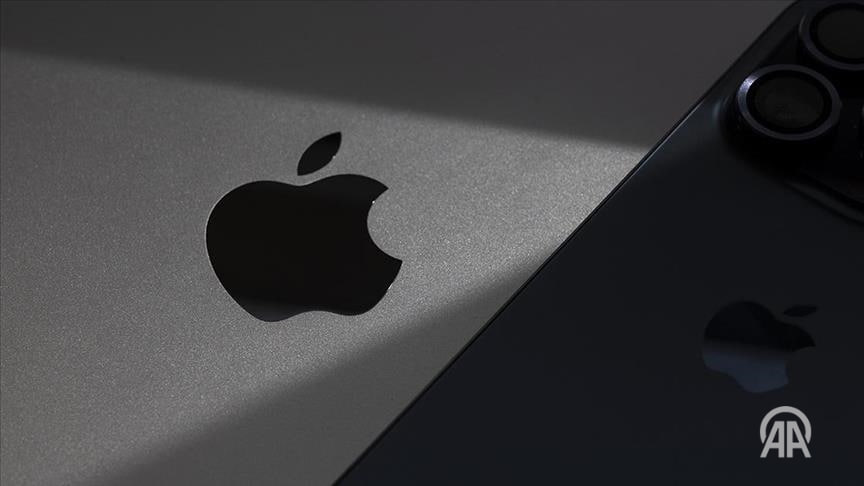 Итальянское антимонопольное ведомство Antitrust AGCM оштрафовало американскую компанию Apple занимающуюся продажей технологической продукции на 98 6 млн евро за злоупотребление своим доминирующим положением на рынке мобильных приложений В письменном заявлении говорится Итальянское антимонопольное ведомство в рамках сложного расследования проводимого в координации с Европейской комиссией другими национальными антимонопольными органами и Итальянским агентством по защите данных Apple с апреля 2021 года вводит для сторонних разработчиков приложений распространяемых через App Store для мобильной операционной системы iOS правила конфиденциальности известные как политика прозрачности отслеживания приложений ATT которые были признаны ограничивающими конкуренцию Подробнее на нашем сайте v aa com tr 3778030 24 7 в сутки с Агентством Анадолу