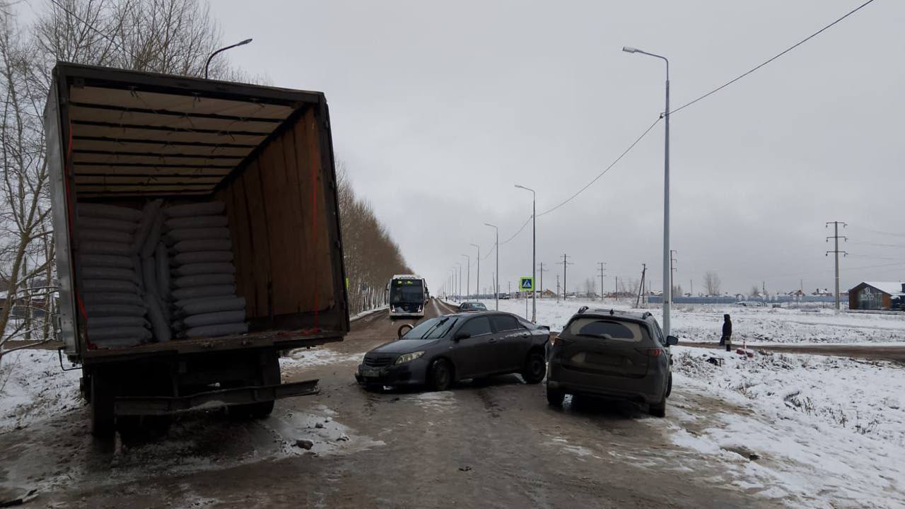 В Уфе временно приостановлено движение по маршруту №124 «Уфа  ГДК  — Шипово» из-за ДТП  На улице Рощинской в поселке Нагаево произошло дорожно-транспортное происшествие, в результате которого пострадал водитель. Ему оказали медицинскую помощь на месте, госпитализация не потребовалась  Из-за аварии движение по главной дороге посёлка оказалось заблокировано. Водители ожидают прибытия сотрудников ГАИ для оформления происшествия.