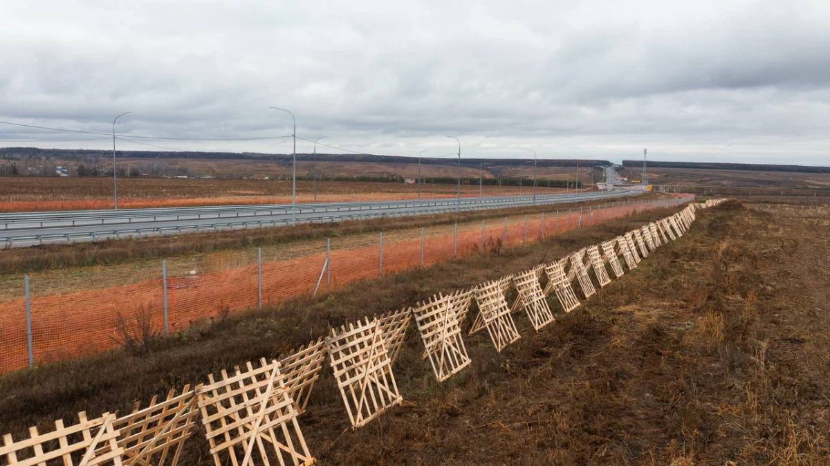 На трассе М-12 установят 24 километра снегозадерживающих щитов  Всего на М-12 «Восток» в осенне-зимний период будут дежурить более 350 единиц техники.  Для обработки дорожного полотна заготовлено около 70 000 тонн песко-соляной смеси и более 36 000 тонн хлоридов, уточнили в пресс-службе «Автодора».